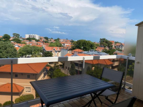 Studio Cabine - Centre Ville, Proche Plage et Casino, Parking Sécurisé, Balcon et Équipements Complets - FR-1-319-495